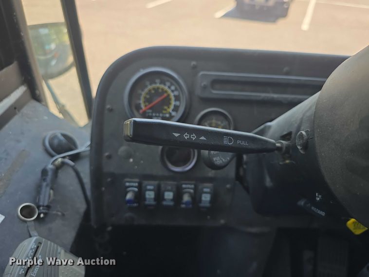 image for item EF3505 2001 Thomas Built 140H school bus