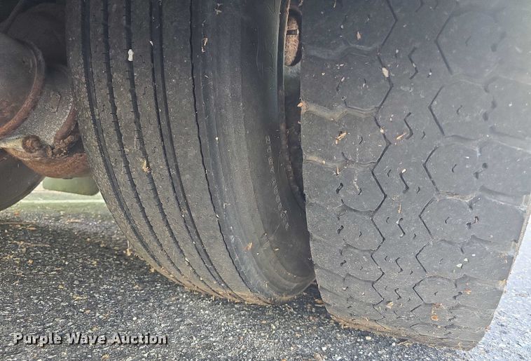 image for item EF3505 2001 Thomas Built 140H school bus