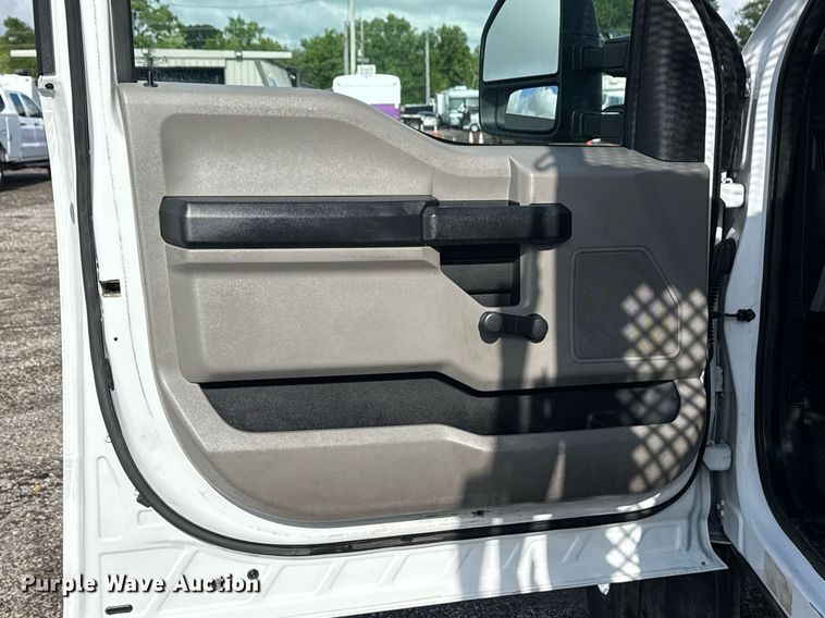 image for item EG5823 2018 Ford F550 flatbed truck