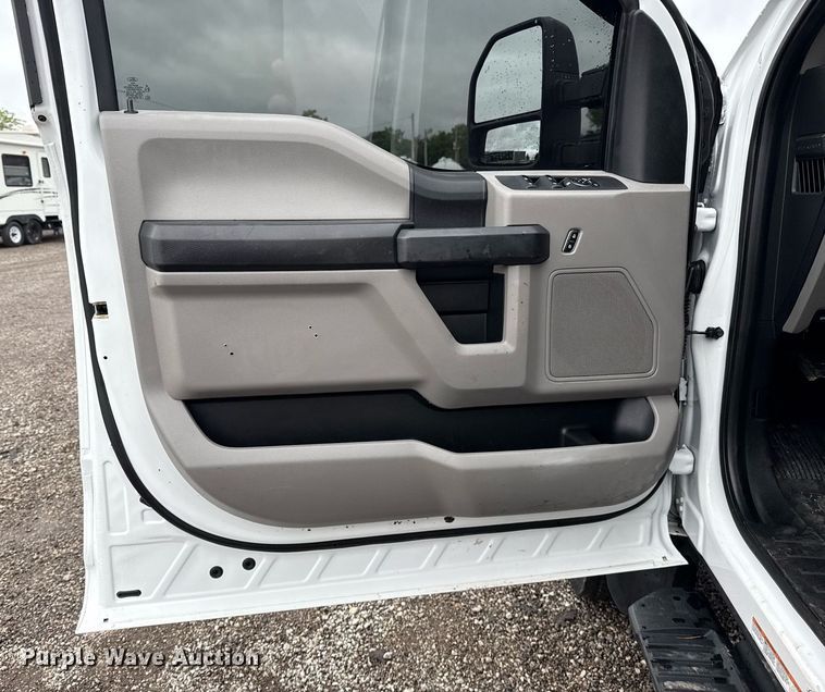 image for item EG5853 2018 Ford F550 Crew Cab flatbed truck