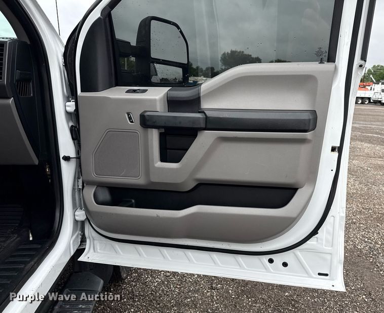 image for item EG5853 2018 Ford F550 Crew Cab flatbed truck