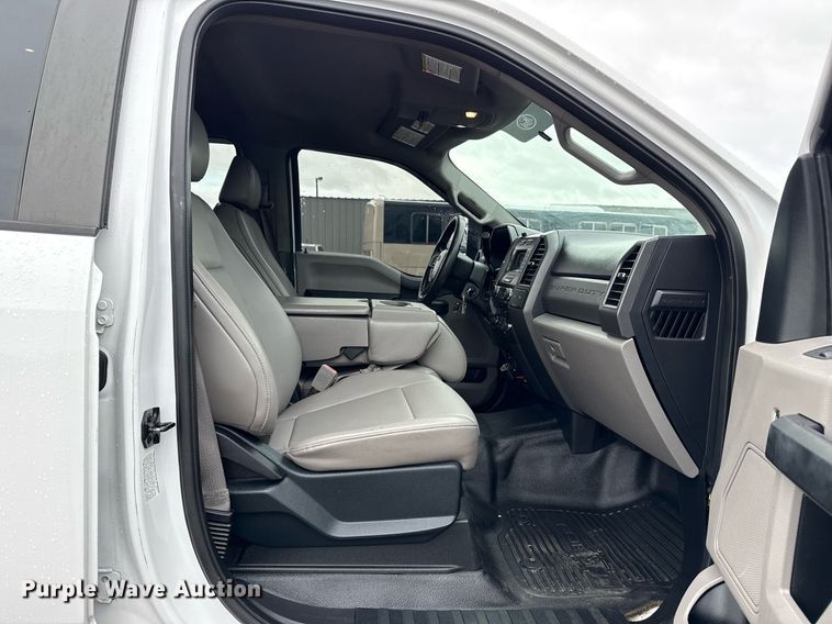 image for item EG5853 2018 Ford F550 Crew Cab flatbed truck