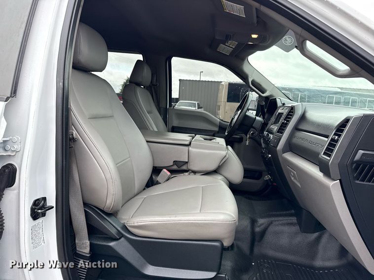 image for item EG5853 2018 Ford F550 Crew Cab flatbed truck