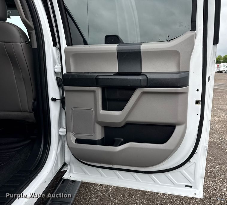 image for item EG5853 2018 Ford F550 Crew Cab flatbed truck