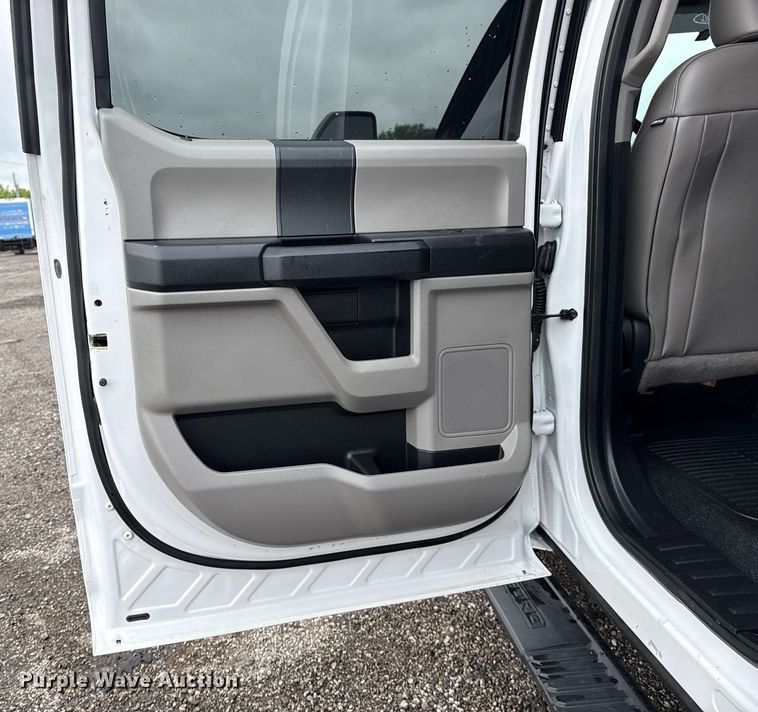 image for item EG5853 2018 Ford F550 Crew Cab flatbed truck