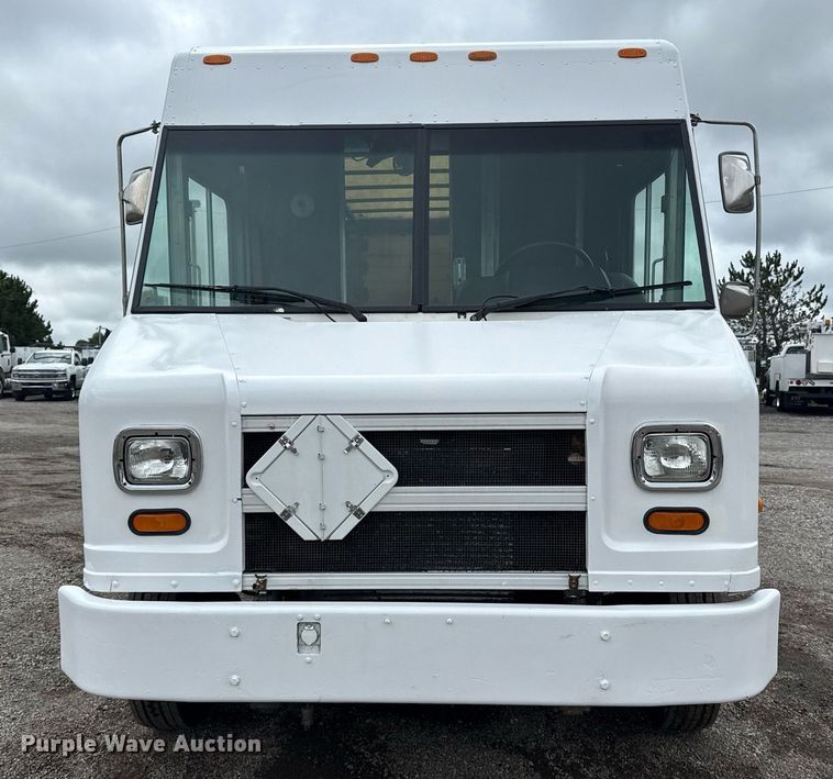 image for item EG5889 2001 Freightliner MT45  delivery truck