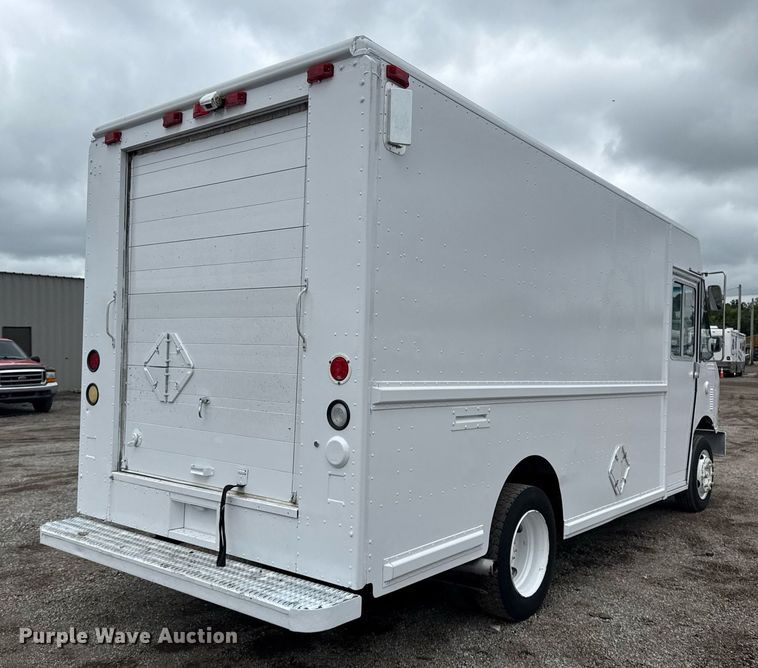 image for item EG5889 2001 Freightliner MT45  delivery truck