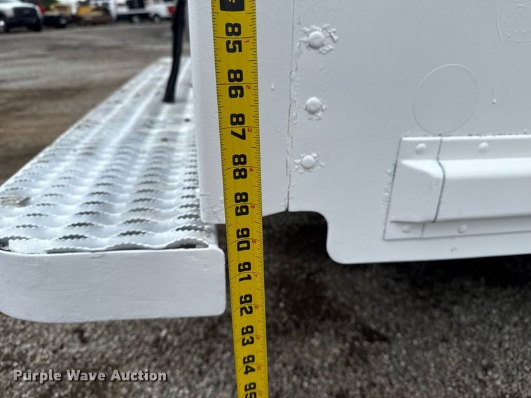 image for item EG5889 2001 Freightliner MT45  delivery truck