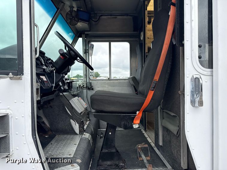 image for item EG5889 2001 Freightliner MT45  delivery truck