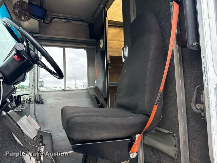 image for item EG5889 2001 Freightliner MT45  delivery truck