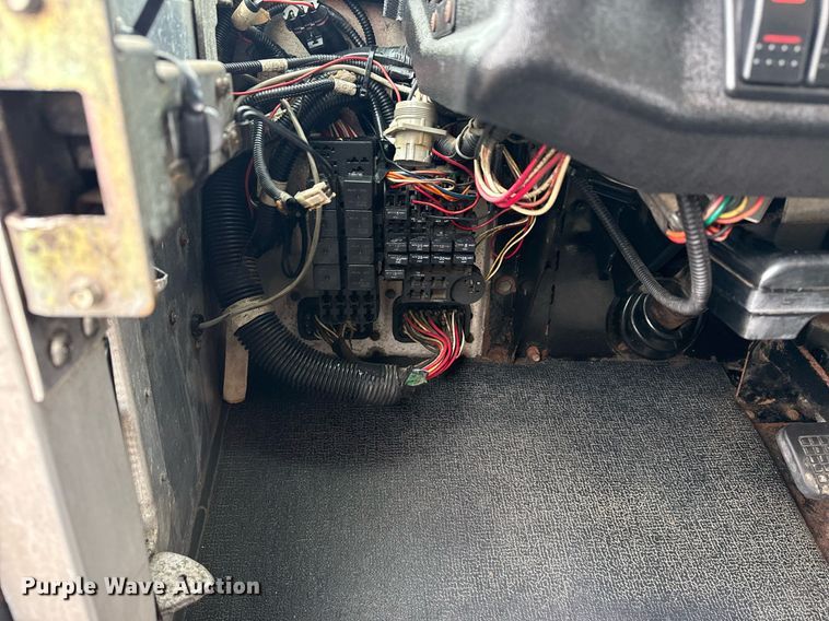 image for item EG5889 2001 Freightliner MT45  delivery truck