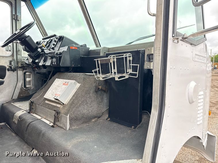 image for item EG5889 2001 Freightliner MT45  delivery truck