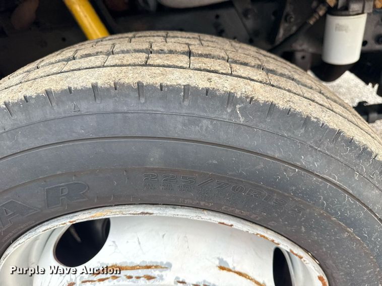 image for item EG5889 2001 Freightliner MT45  delivery truck