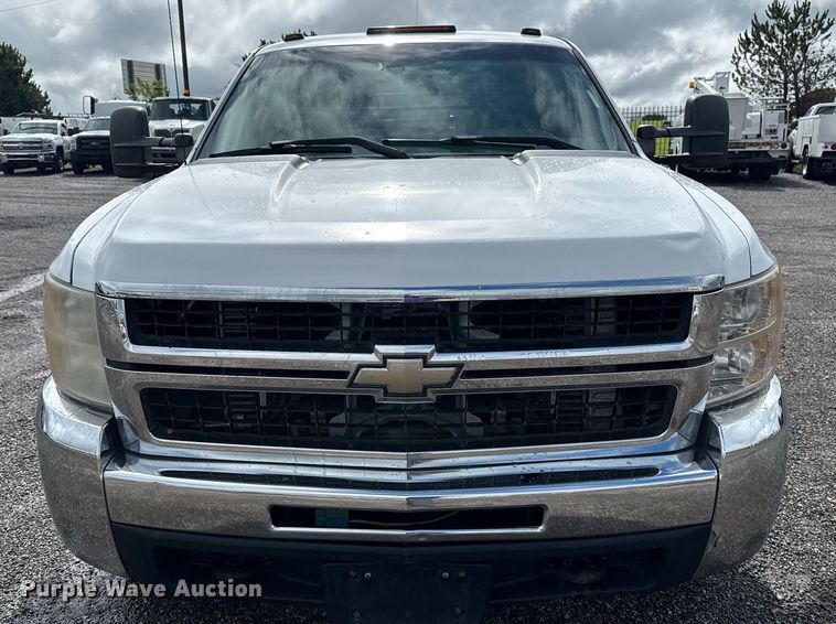 image for item EG5900 2010 Chevrolet Silverado 3500HD Crew Cab flatbed pickup truck