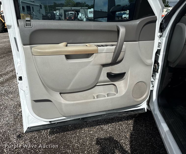 image for item EG5900 2010 Chevrolet Silverado 3500HD Crew Cab flatbed pickup truck