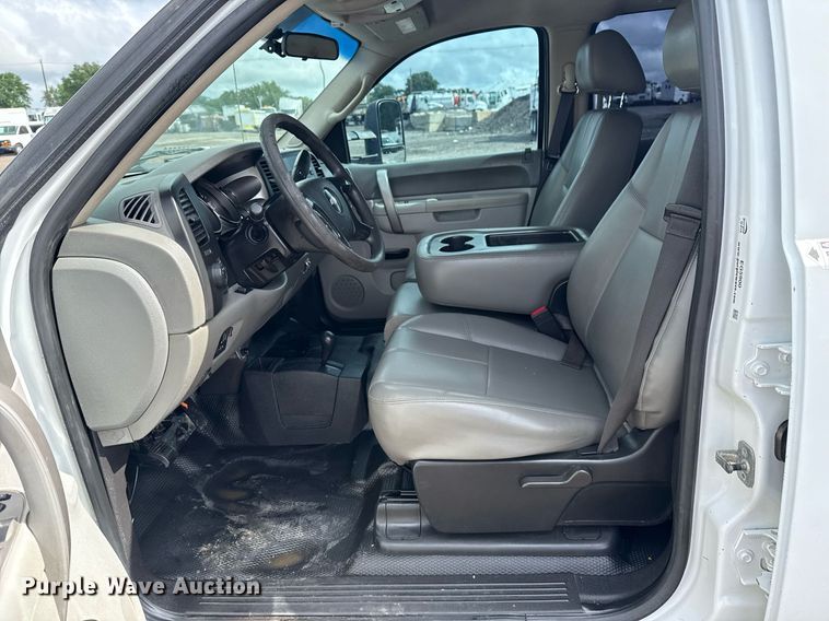 image for item EG5900 2010 Chevrolet Silverado 3500HD Crew Cab flatbed pickup truck