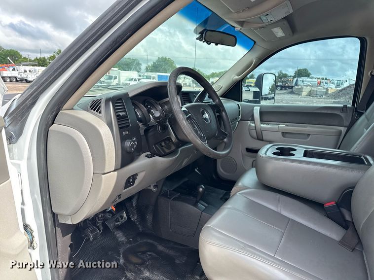 image for item EG5900 2010 Chevrolet Silverado 3500HD Crew Cab flatbed pickup truck