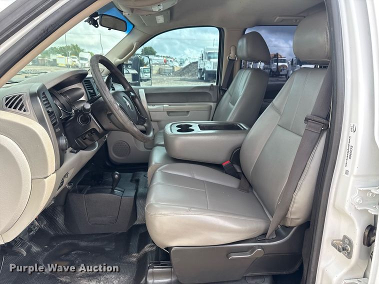 image for item EG5900 2010 Chevrolet Silverado 3500HD Crew Cab flatbed pickup truck