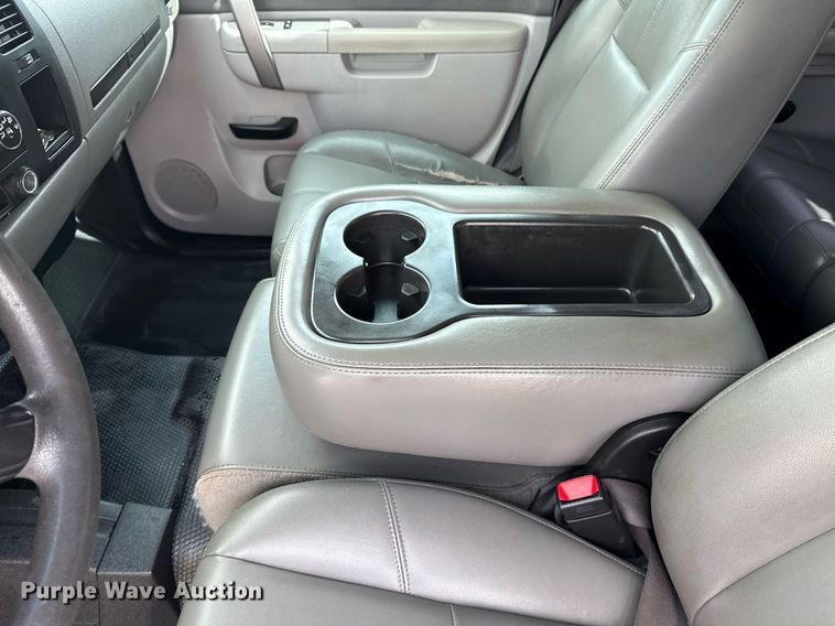 image for item EG5900 2010 Chevrolet Silverado 3500HD Crew Cab flatbed pickup truck