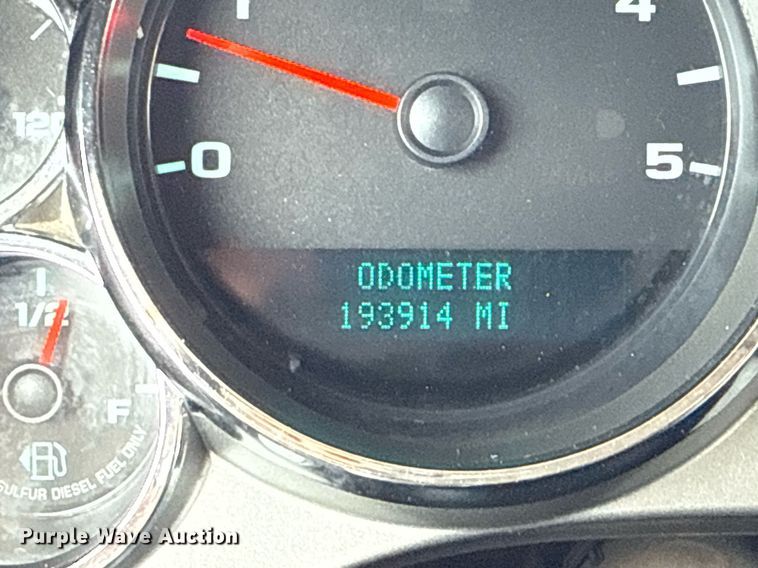 image for item EG5900 2010 Chevrolet Silverado 3500HD Crew Cab flatbed pickup truck