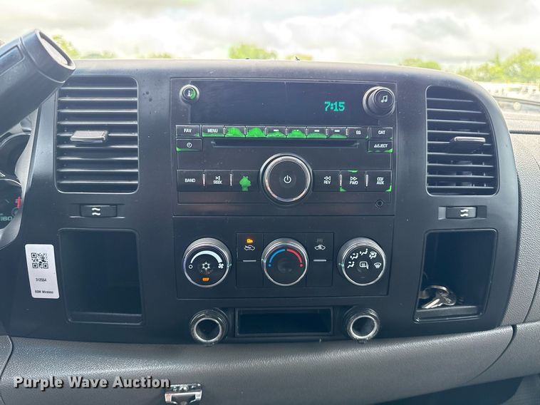 image for item EG5900 2010 Chevrolet Silverado 3500HD Crew Cab flatbed pickup truck