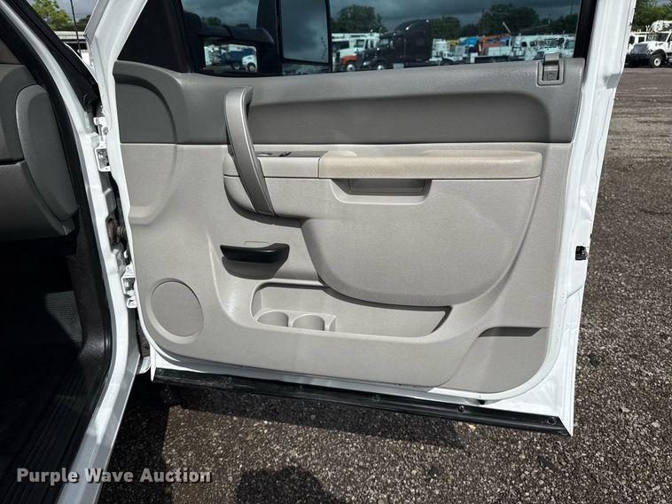 image for item EG5900 2010 Chevrolet Silverado 3500HD Crew Cab flatbed pickup truck