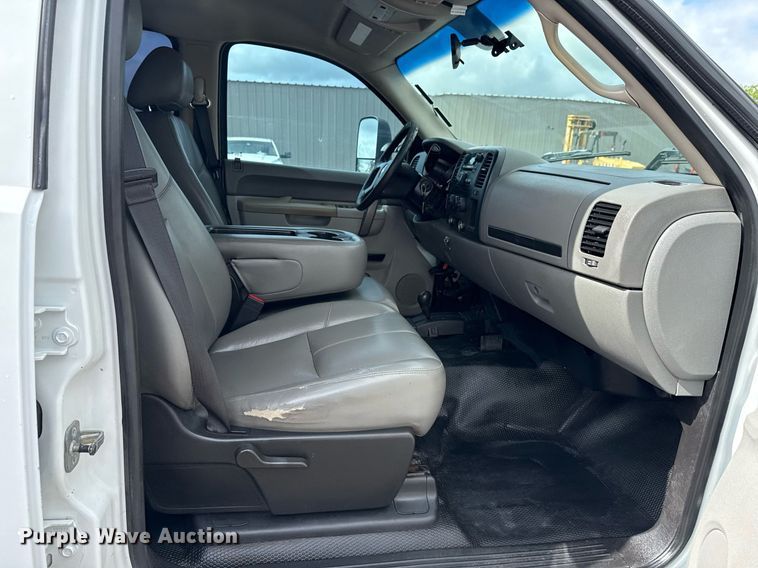 image for item EG5900 2010 Chevrolet Silverado 3500HD Crew Cab flatbed pickup truck