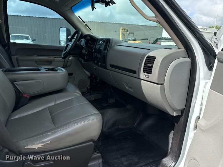 image for item EG5900 2010 Chevrolet Silverado 3500HD Crew Cab flatbed pickup truck