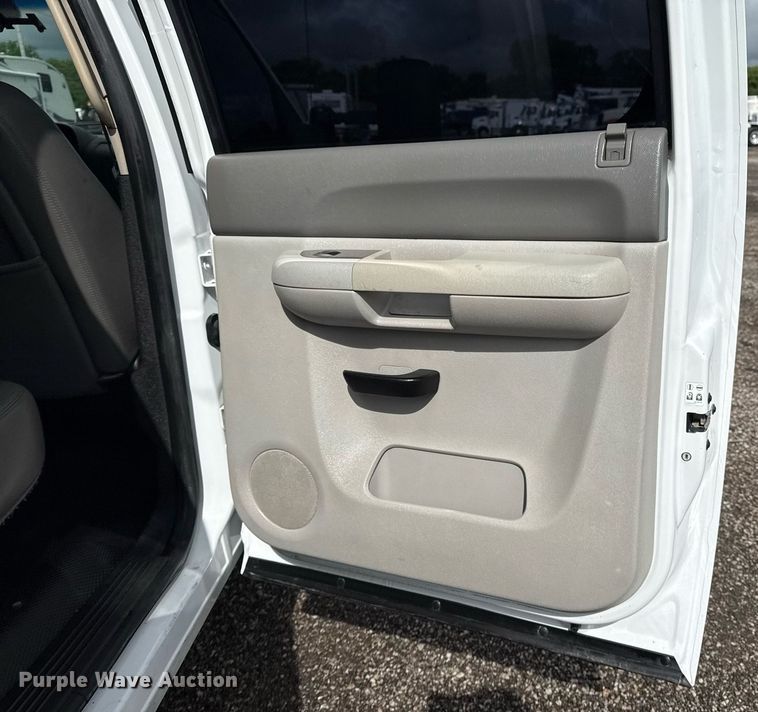 image for item EG5900 2010 Chevrolet Silverado 3500HD Crew Cab flatbed pickup truck