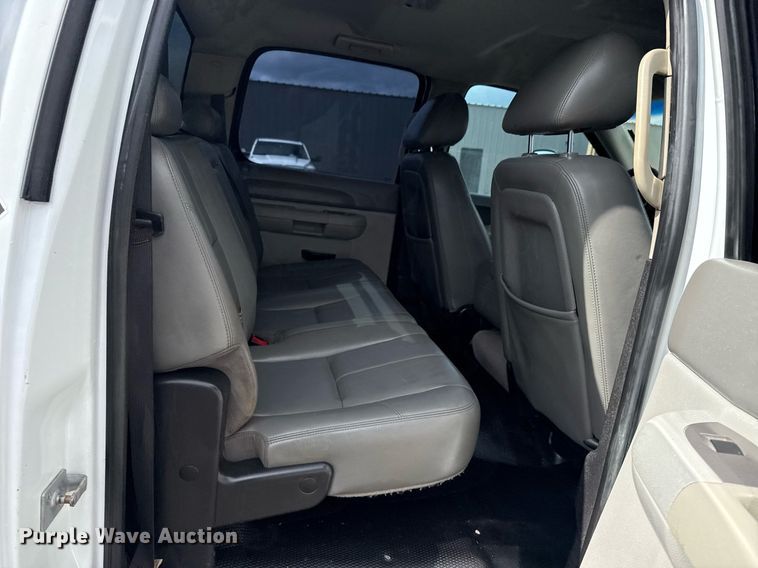 image for item EG5900 2010 Chevrolet Silverado 3500HD Crew Cab flatbed pickup truck