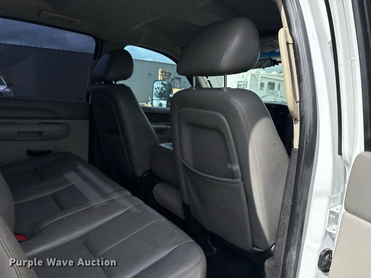 image for item EG5900 2010 Chevrolet Silverado 3500HD Crew Cab flatbed pickup truck