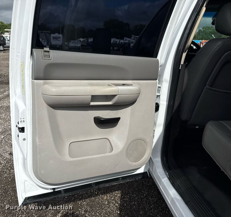 image for item EG5900 2010 Chevrolet Silverado 3500HD Crew Cab flatbed pickup truck