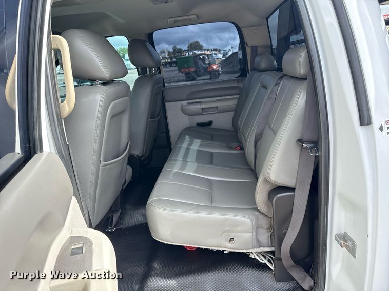 image for item EG5900 2010 Chevrolet Silverado 3500HD Crew Cab flatbed pickup truck