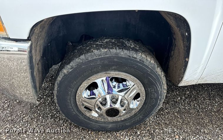 image for item EG5900 2010 Chevrolet Silverado 3500HD Crew Cab flatbed pickup truck