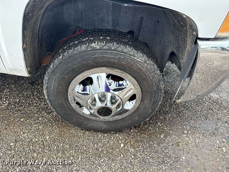 image for item EG5900 2010 Chevrolet Silverado 3500HD Crew Cab flatbed pickup truck