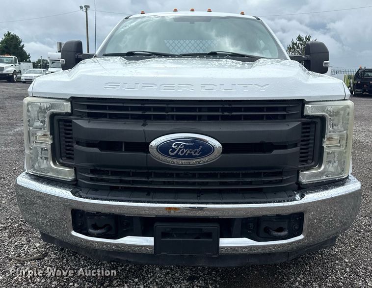 image for item EG5910 2017 Ford F350 Super Duty  Crew Cab flatbed pickup truck