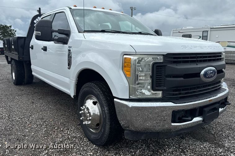 image for item EG5910 2017 Ford F350 Super Duty  Crew Cab flatbed pickup truck