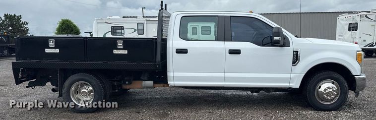 image for item EG5910 2017 Ford F350 Super Duty  Crew Cab flatbed pickup truck