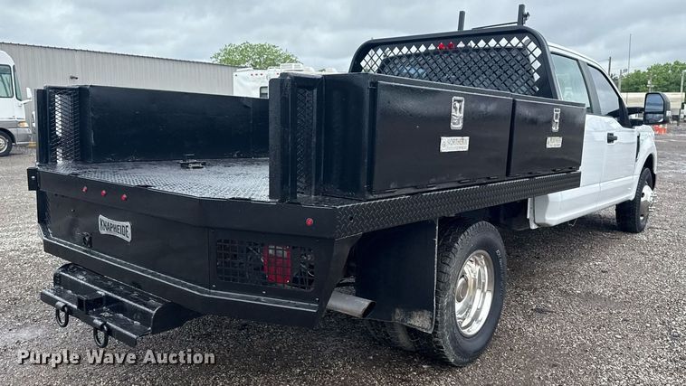 image for item EG5910 2017 Ford F350 Super Duty  Crew Cab flatbed pickup truck