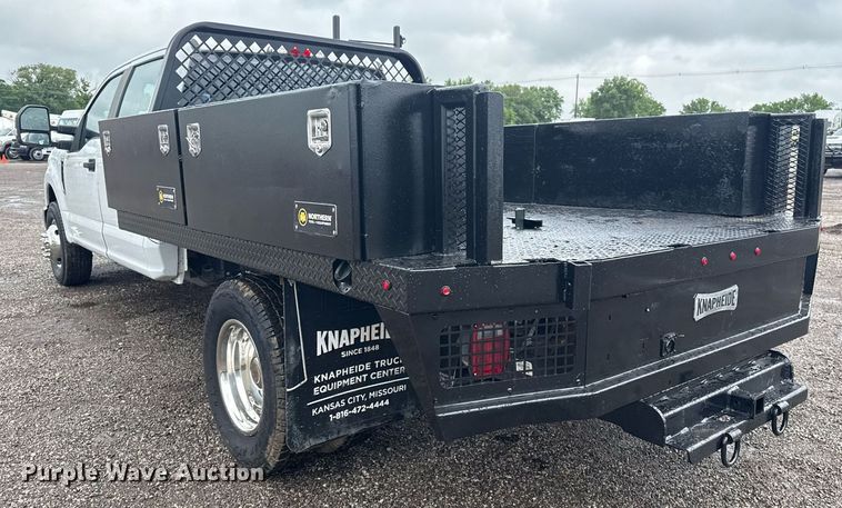 image for item EG5910 2017 Ford F350 Super Duty  Crew Cab flatbed pickup truck