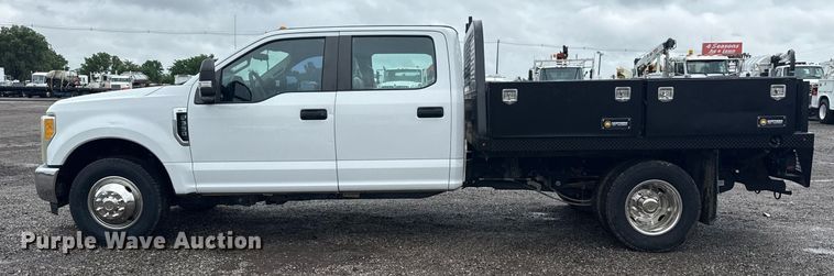 image for item EG5910 2017 Ford F350 Super Duty  Crew Cab flatbed pickup truck