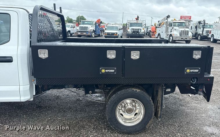 image for item EG5910 2017 Ford F350 Super Duty  Crew Cab flatbed pickup truck