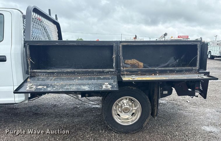 image for item EG5910 2017 Ford F350 Super Duty  Crew Cab flatbed pickup truck