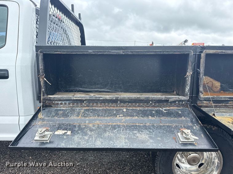 image for item EG5910 2017 Ford F350 Super Duty  Crew Cab flatbed pickup truck