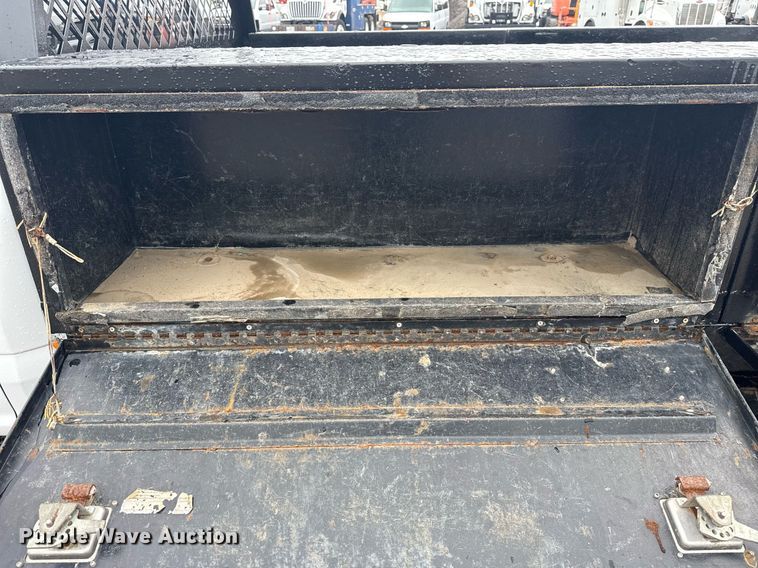 image for item EG5910 2017 Ford F350 Super Duty  Crew Cab flatbed pickup truck