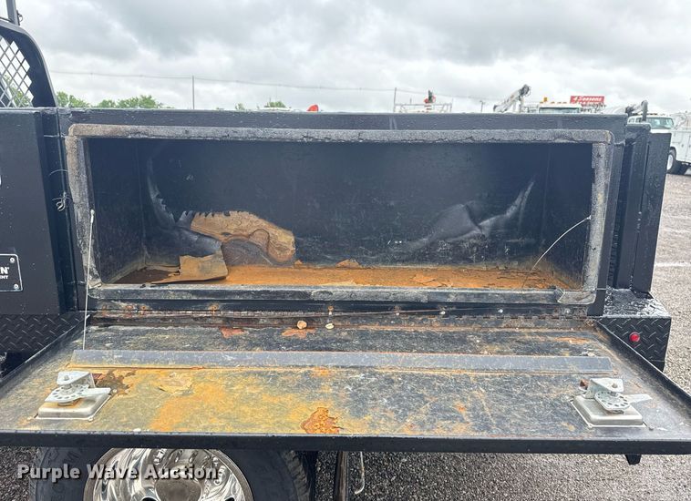 image for item EG5910 2017 Ford F350 Super Duty  Crew Cab flatbed pickup truck