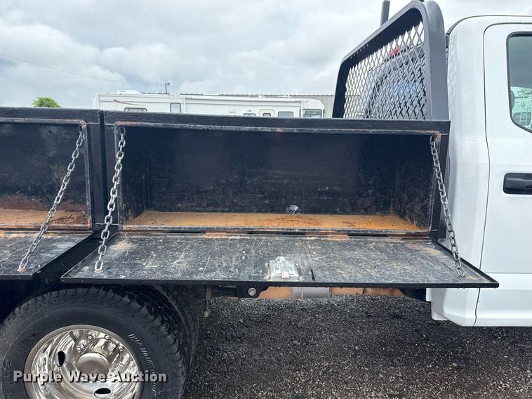 image for item EG5910 2017 Ford F350 Super Duty  Crew Cab flatbed pickup truck