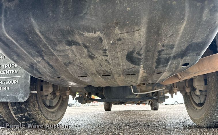 image for item EG5910 2017 Ford F350 Super Duty  Crew Cab flatbed pickup truck