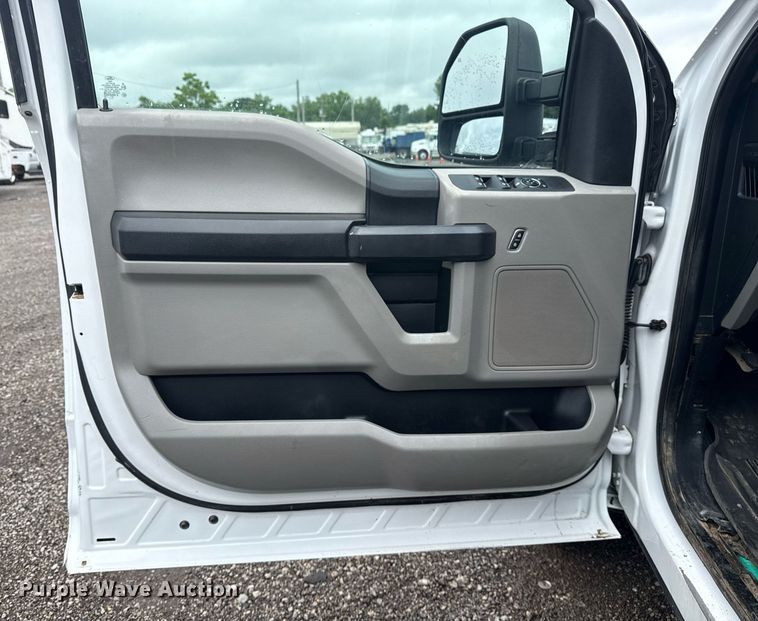 image for item EG5910 2017 Ford F350 Super Duty  Crew Cab flatbed pickup truck