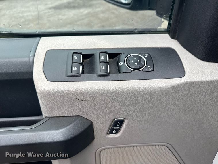 image for item EG5910 2017 Ford F350 Super Duty  Crew Cab flatbed pickup truck